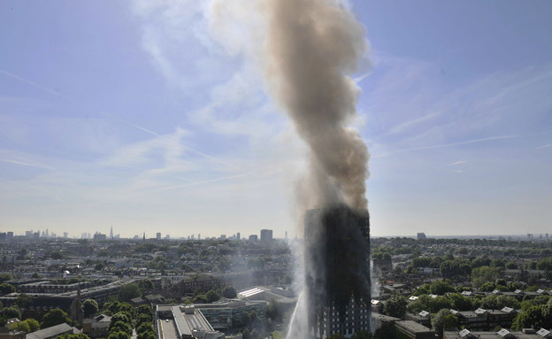 שריפת בניין מגורים בלונדון (צילום: Sakchai Lalit | AP)