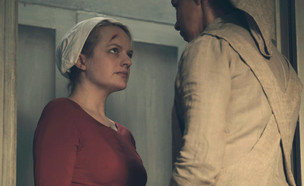 אליזבת מוס מתוך "סיפורה של שפחה" (צילום: Hulu)