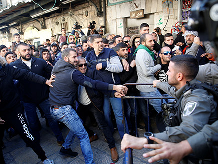עימותים בין פלסטינים לשוטרים במזרח י-ם (צילום: רויטרס)