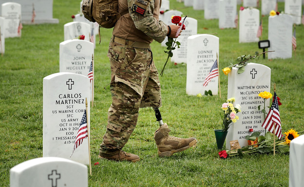 חייל אמריקאי שאיבד את רגלו בבית העלמין הצבאי בארלי (צילום: Chip Somodevilla/Getty Image, getty images)