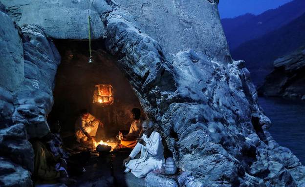 נזירים במערה (צילום: רויטרס)