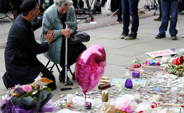 מוסלמי ויהודיה אחרי הפיגוע במנצ'סטר (צילום: רויטרס)