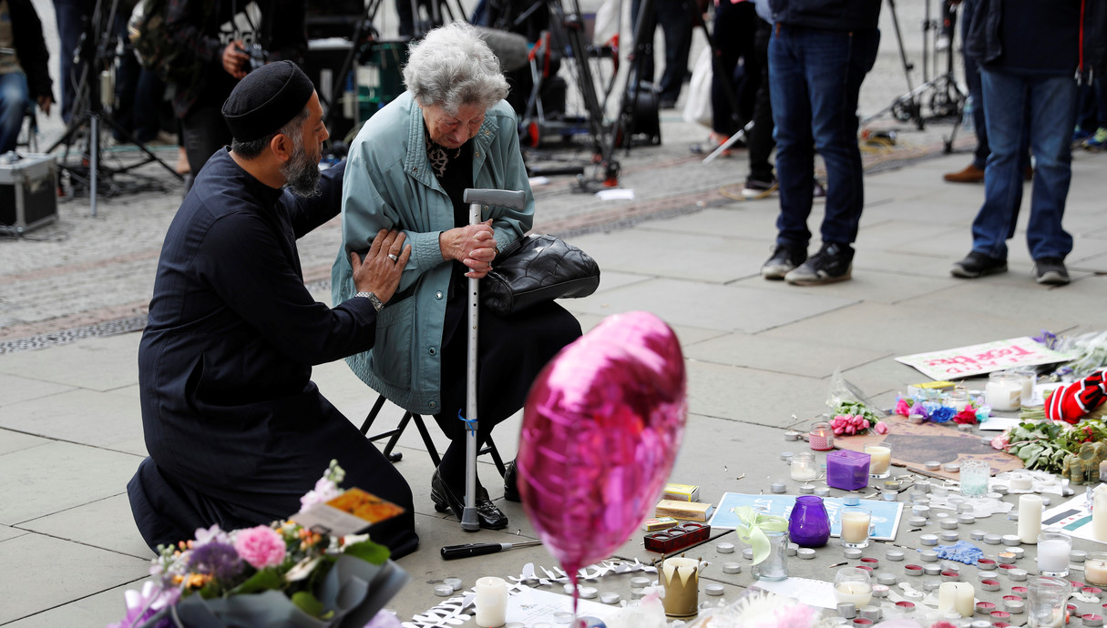 מוסלמי ויהודיה אחרי הפיגוע במנצ'סטר