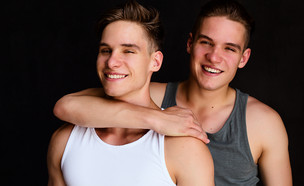 שני אחים (צילום: Elena Zhogol, ShutterStock)