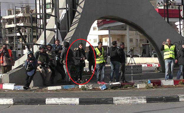 המחבל הסתתר בין העיתונאים - ואז התנפל ודקר (צילום: דוברות המשטרה)
