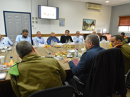 ליברמן נפגש עם ראשי רשויות בעוטף עזה (צילום: אריאל חרמוני, משרד הביטחון)