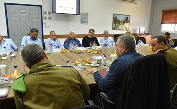ליברמן נפגש עם ראשי רשויות בעוטף עזה (צילום: אריאל חרמוני, משרד הביטחון)