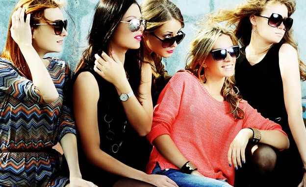 אנשים חוגגים