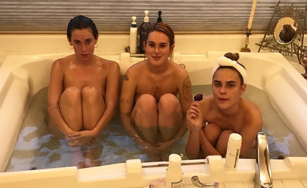 הבנות של ברוס וויליס באמבטיה (צילום: מתוך instagram)