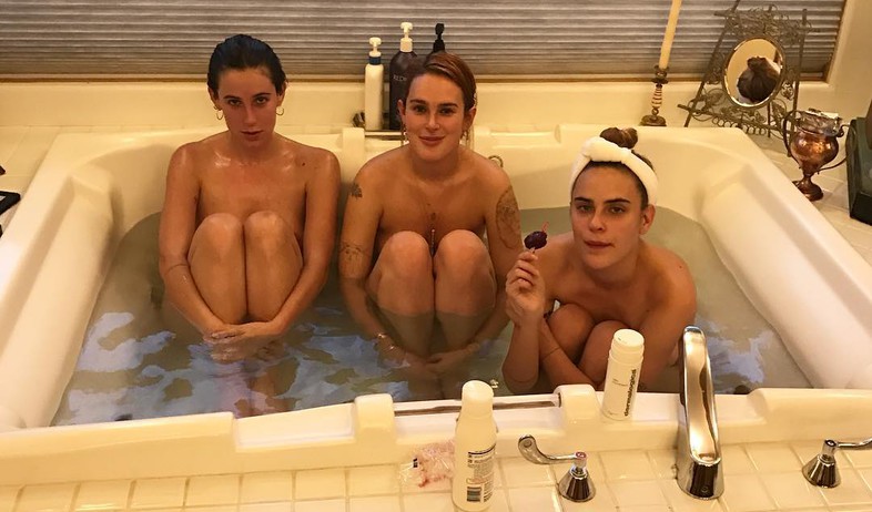 הבנות של ברוס וויליס באמבטיה (צילום: מתוך instagram)