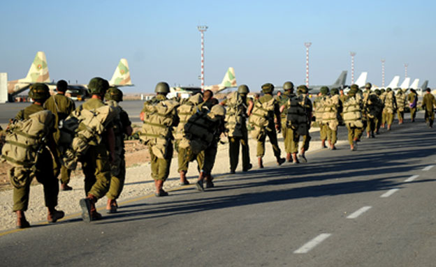 האזינו: רופא הצנחנים מקלל חיילים (צילום: דו"צ)