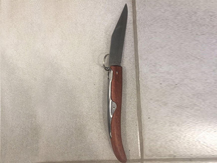 הסכין שנמצאה בחברון (צילום: דוברות המשטרה)