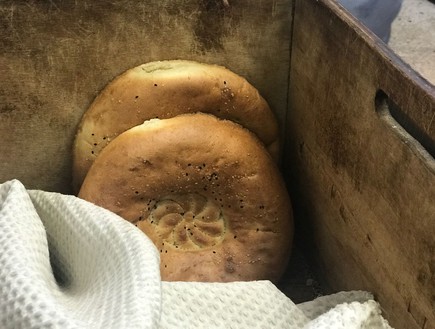 לחם בוכרי מסורתי (צילום: איילה כהן, mako אוכל)