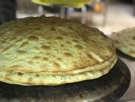 לחם בוכרי דק (צילום: איילה כהן, mako אוכל)