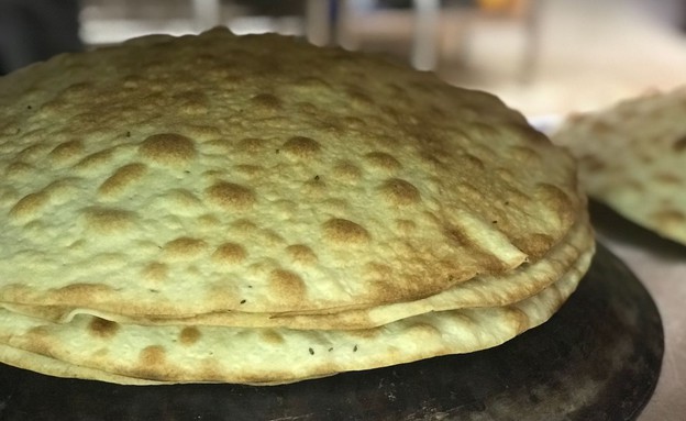 לחם בוכרי דק (צילום: איילה כהן, mako אוכל)