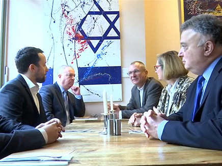 ביקור נציגי שגרירות ישראל במסעדה (צילום: רויטרס)