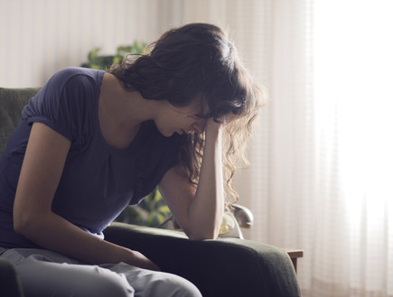 אישה עצובה (צילום: Stokkete, Shutterstock)