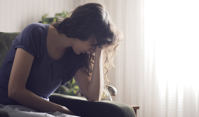 אישה עצובה (צילום: Stokkete, Shutterstock)