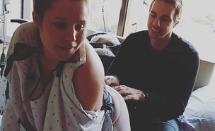 קירסטן בל בחדר הלידה (צילום: מתוך instagram)