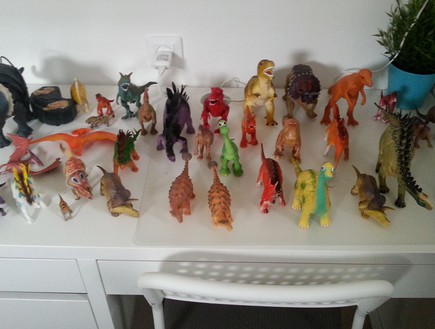 בובות של זינוזאורים (צילום: עדי שרון אדרי)