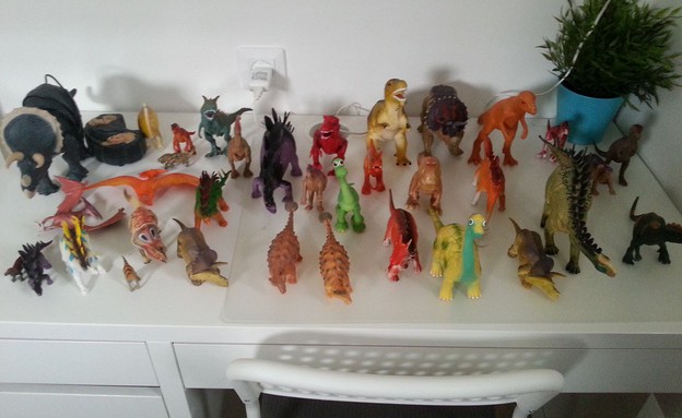 בובות של זינוזאורים (צילום: עדי שרון אדרי)
