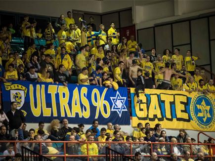 האוהדים הצהובים שהגיעו למטרווסט ברעננה (איגוד הכדורסל) (צילום: ספורט 5)