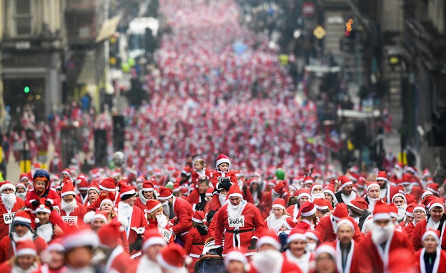 רצים מחופשים לסנטה קלאוס במרוץ סנטה דאש בסקוטלנד (צילום: Jeff J Mitchell/Getty Images)