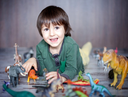ילד משחק עם דינוזאורים (אילוסטרציה: By Dafna A.meron, shutterstock)