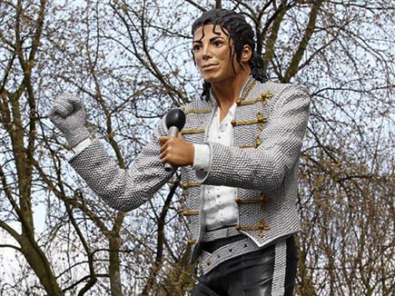 הפסל של מייקל ג'קסון. הטיל קללה על פולהאם? (טוויטר) (צילום: ספורט 5)