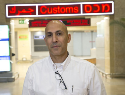 אחראי המשמרת באולם הנוסעים של נתב"ג, יורם אהרוני אחראי המשמרת באולם הנוסעים של נתב"ג, יורם אהרוני