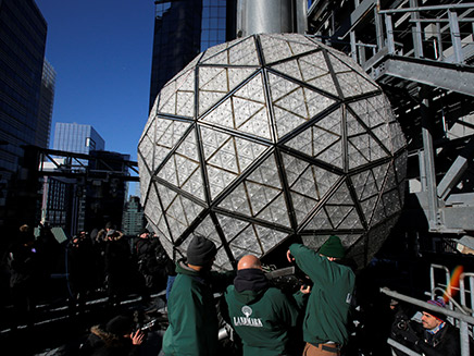 מכינים את הכדור המפורסם בטיימס סקוור (צילום: רויטרס)