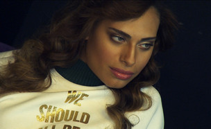 הטרנסג'נדרית הצעירה בישראל מדגמנת איפור (צילום: מתוך "ערב טוב עם גיא פינס", קשת12)