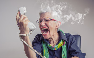 אישה מבוגרת צועקת בטלפון (צילום: TeodorLazarev, shutterstock)
