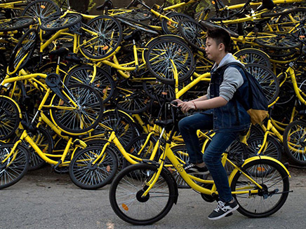 צפו: כך נראות ערמות האופניים בבייג'ינג (צילום: sky news)