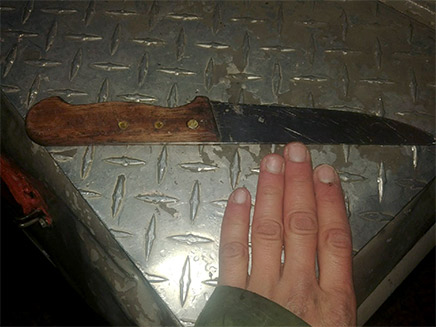 הסכין שנתפסה בזירה, הערב (צילום: דובר צה
