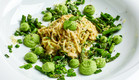 ספגטי זוקיני ברוטב שמנת ושקדים עם ירקות ירוקים (צילום: אמיר מנחם, mako אוכל)