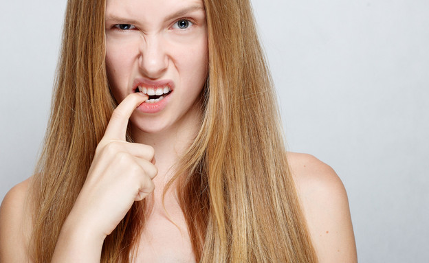 נערה עם אצבע בפה (צילום: shutterstock)