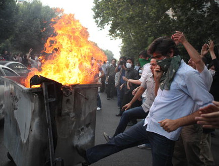 אזרחים מפגינים באיראן (צילום: Getty Images)