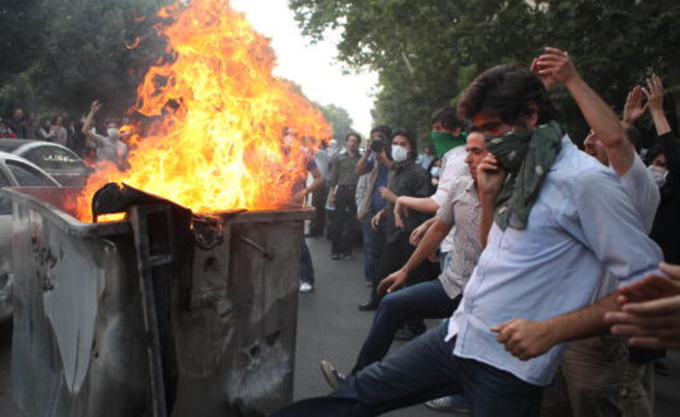 אזרחים מפגינים באיראן (צילום: Getty Images)
