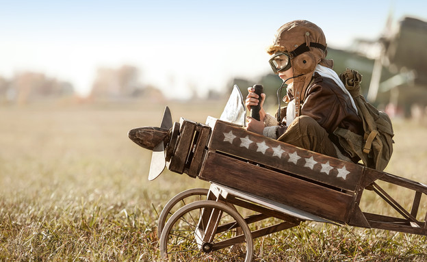 לחלום בגדול- ילד עם מטוס מעץ (צילום: shutterstock)