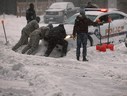 עזרה-המשמר הלאומי מסייע בחילוץ ניידת משטרה בסופת שלגים בוושינגטון (צילום: GettyImages- Alex Wong)