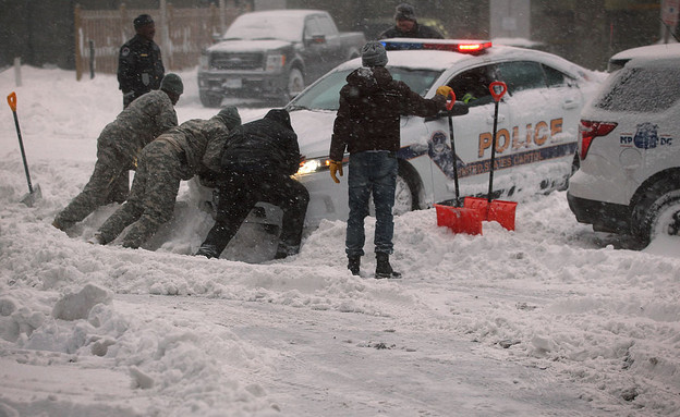 עזרה-המשמר הלאומי מסייע בחילוץ ניידת משטרה בסופת שלגים בוושינגטון (צילום: GettyImages- Alex Wong)