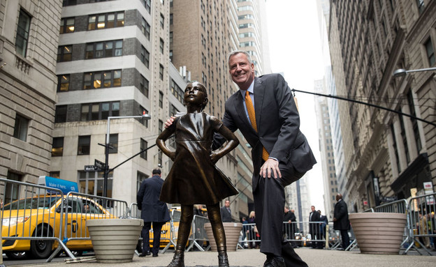 העצמה - ראש עיריית ניו יורק ביל דה בלזיו עם הפסל נערה חסרת פחד (צילום: GettyImages- Drew Angerer)