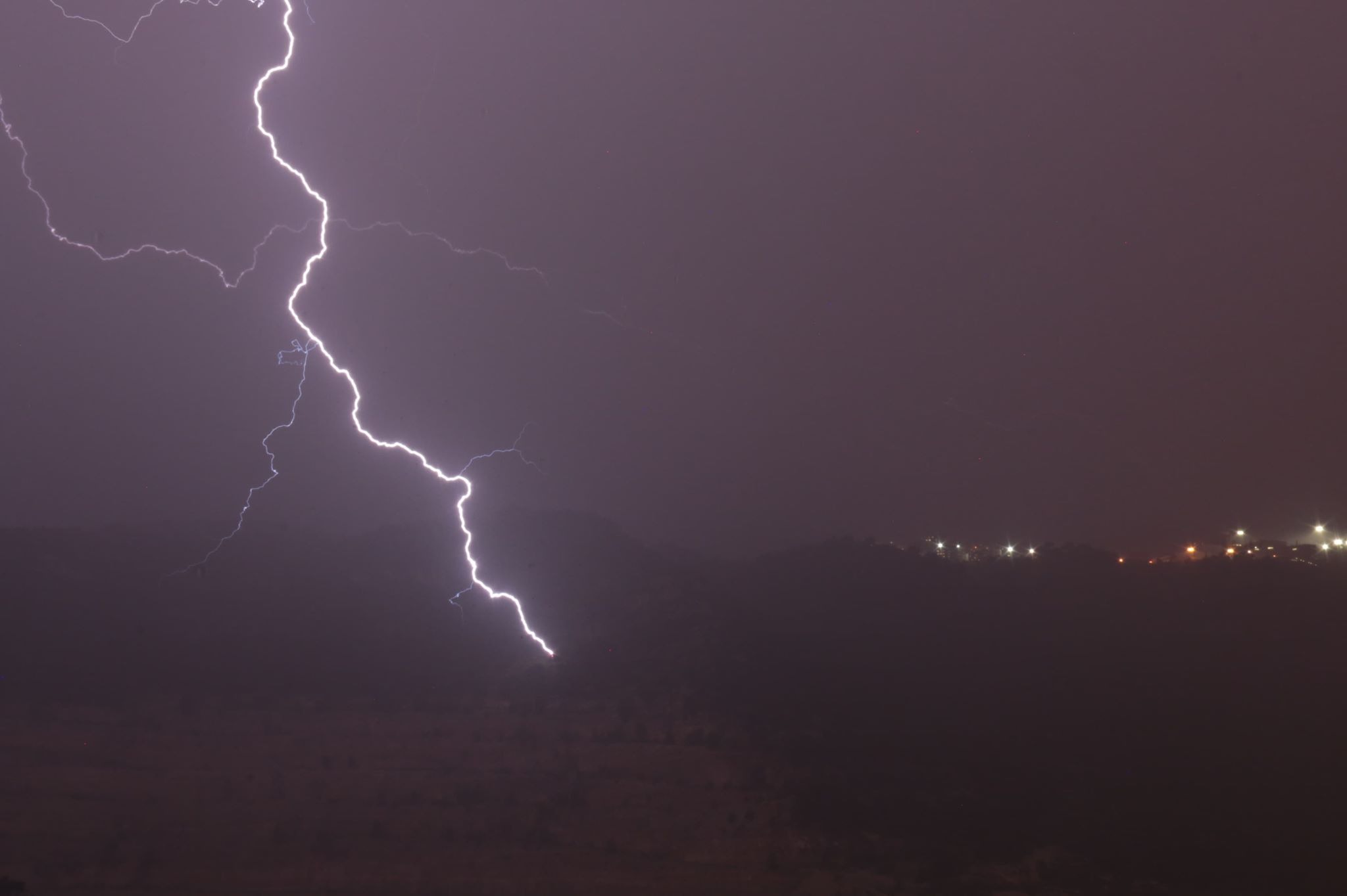 ברקים וערפל מעל אונ' חיפה (צילום: יובל ליבוביץ)