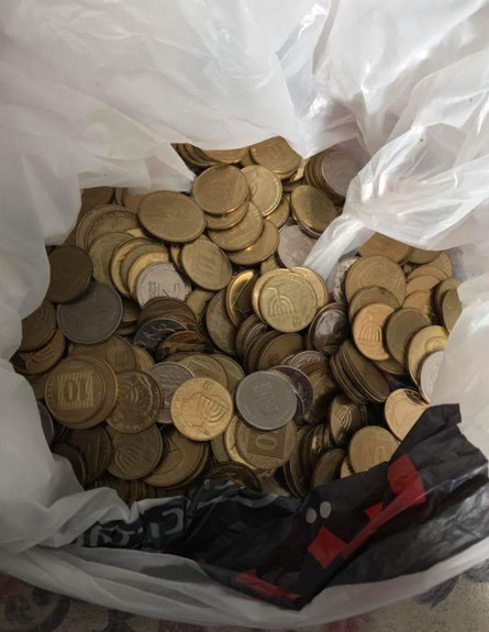 תשלום קנס לסיטיפס במטבעות של 10 אגורות (צילום: ענת סיידין, פייסבוק)