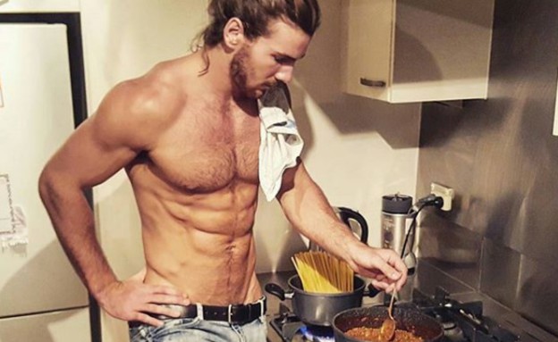 גבר במטבח (צילום: מתוך instagram)