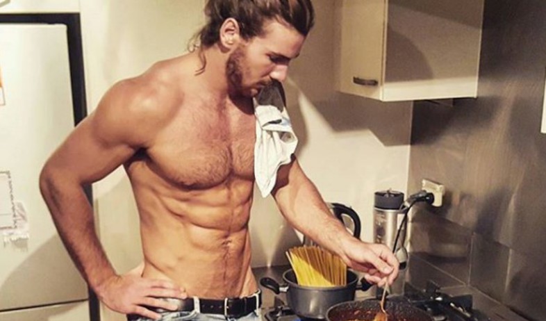גבר במטבח (צילום: מתוך instagram)