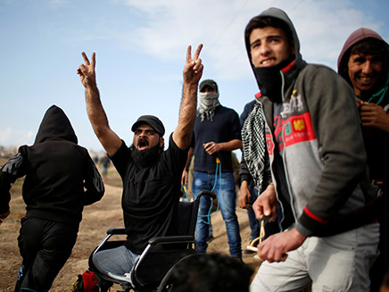 אברהים אבו-תוריא בזמן הפגנה בגבול (צילום: רויטרס)