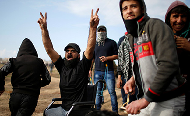 אברהים אבו-תוריא בזמן הפגנה בגבול (צילום: רויטרס)