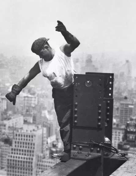 פועל בנייה בניו יורק בשנות ה-30 (צילום: Getty images)